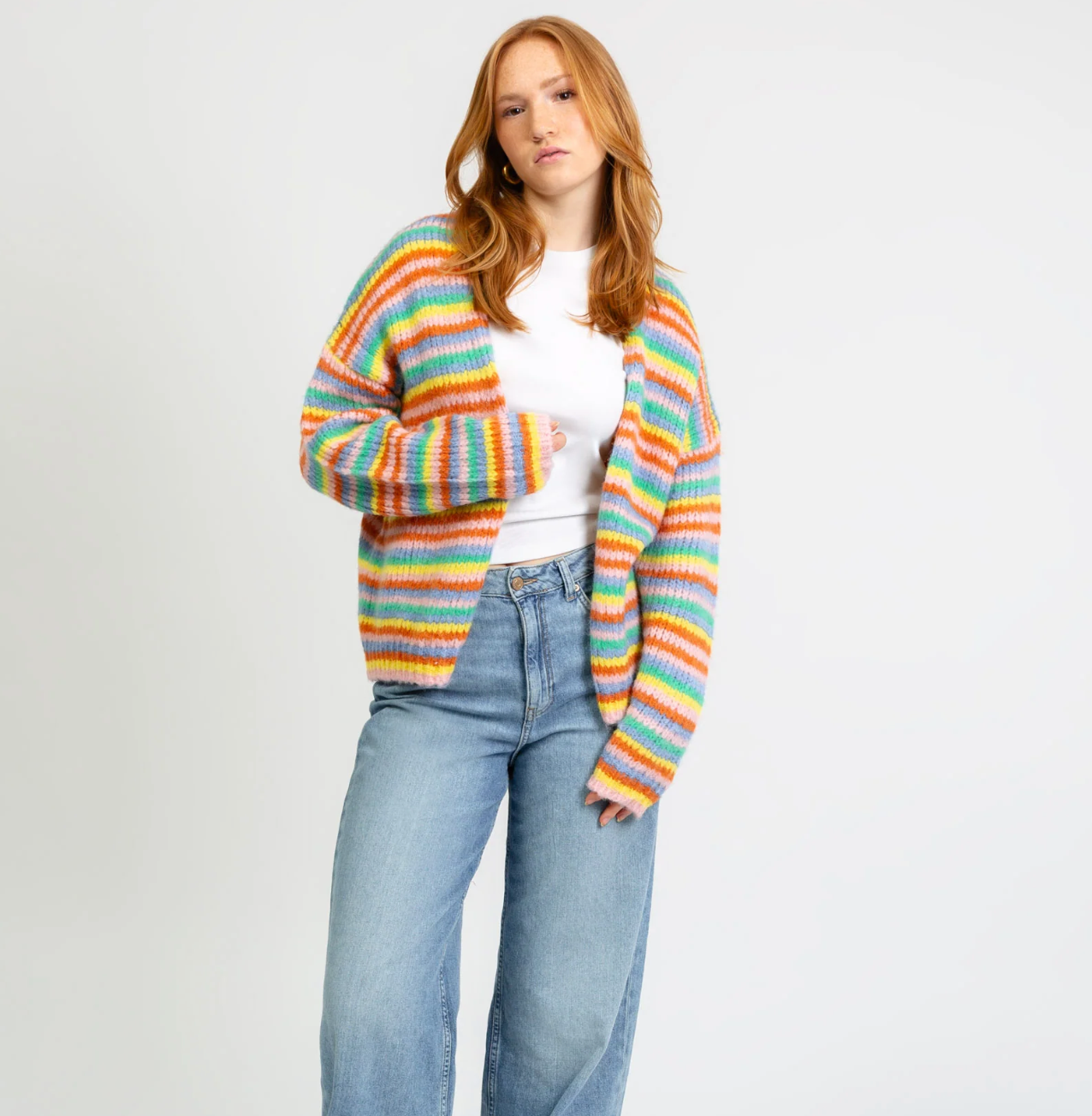 Strickjacke in Regenbogenfarben