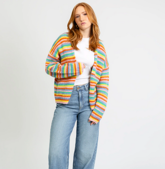 Strickjacke in Regenbogenfarben